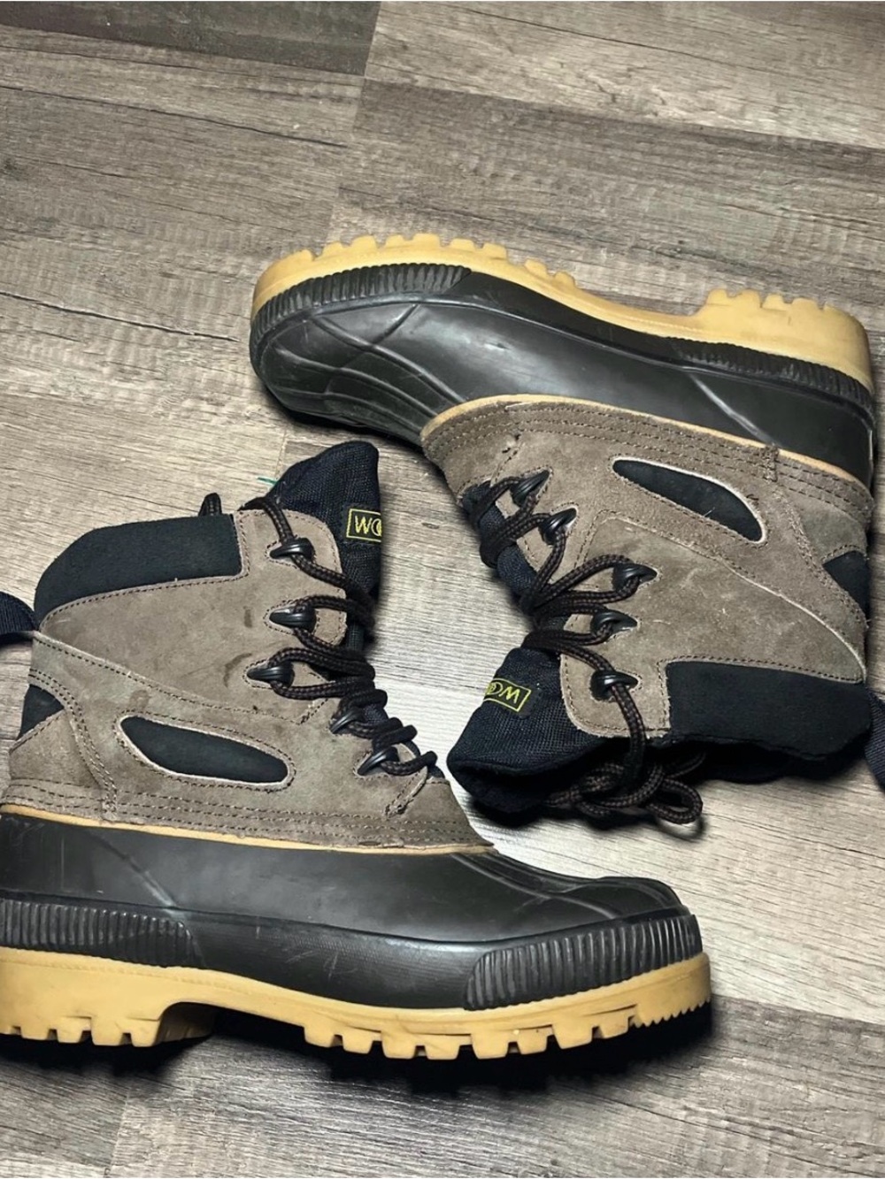 Woman’s waterproof WOODSTOCK snow boots size 5